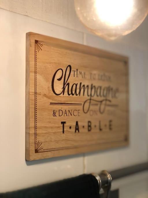 Charmant Logement & Terrasse Au Centre Historique サン・クロード エクステリア 写真